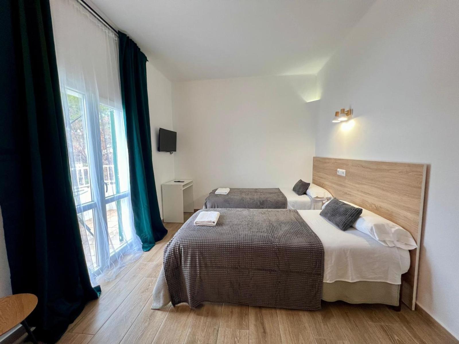 Hostal Oasis Dor Cala d'Or  Exterior photo